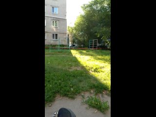 Компания отдыхающая на дзержинского 34, решила естественными силами орошить просторы прямо перед окнами. (видео)