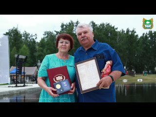 🧑🤝🧑 Десятки семейных пар Курганской области, чей стаж супружеской жизни 40 и более лет, были награждены в этом... (видео)
