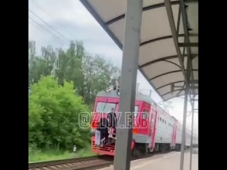 На Вторчермете на поезде заметили сразу пятерых зацеперов  Пожалуйста, поговорите со своими детьми. Такие "игры" могут... (видео)