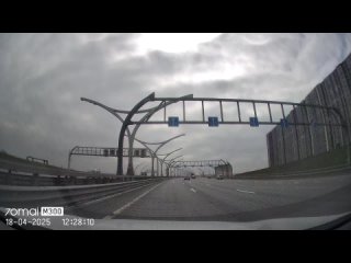 Очередной учитель попался подписчику на  ЗСД.  Скорость 107-109 км/ч на круизе.  Сначала  присел на хвост и... (видео)