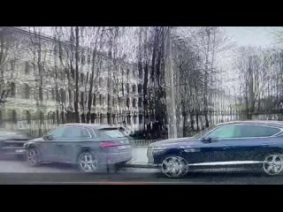 9:26, поворот с улицы Чапаева к Петроградской набережной после Гренадерского моста. Там постоянно так. Сегодня ему... (видео)