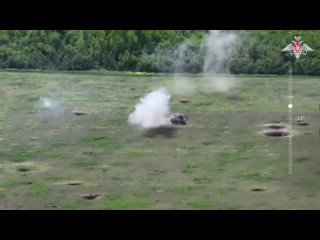 🔥 Беспилотники ВС РФ настигают вражескую технику    00:00 Оператор FPV-дрона группировки войск «Запад» точным... (видео)