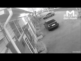 Авто на огромной скорости влетел в припаркованную легковушку в Батайске   Два водителя устроили гонки на Куйбышева. В... (видео)
