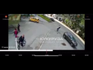 🥊 Бой века: Велосипедист VS Шлагбаум на Июльской, 21.    1:0 в пользу палки... (видео)