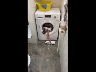 «А чё за ху*ня?»    Парень закинул в стиральную машинку кроссовки вместе с остальными вещами и ушёл по делам. А когда... (видео)