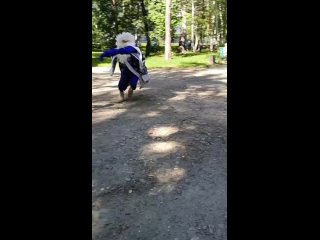 Жители Пионерского заметили Деда Мороза у себя во дворе, который играл с детьми. E1.RU выяснил, что его зовут Андрей... (видео)