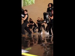 Дженнифер Лопес готовится к церемонии American Music Awards, которая пройдет в ближайшее время.    55-летняя... (видео)