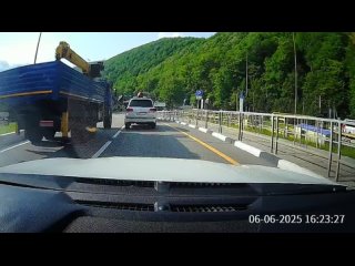 В Красной поляне двое неадекватных водителей манипуляторов устроили гонку между собой. Спускаясь на бешеной скорости с... (видео)