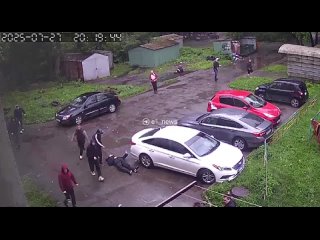 В Екатеринбурге на улице Майкопской, 22а разыгралась массовая драка из-за громкого дня рождения. Сначала поссорились... (видео)