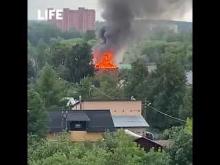 В подмосковной Ивантеевке после падения обломков сбитого БПЛА загорелся частный дом. Инцидент произошёл на улице... (видео)