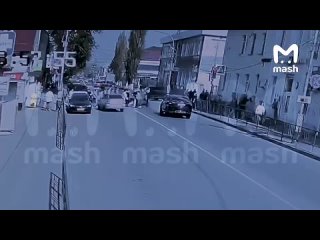 Lada Priora влетела в толпу людей на пешеходном переходе в Мичуринске Тамбовской области. Четыре человека пострадали.  ... (видео)