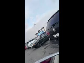 В Нижнем Новгороде подростки разгромили фургон с мороженым и устроили раздачу «на халяву»    Около четырёх утра на... (видео)