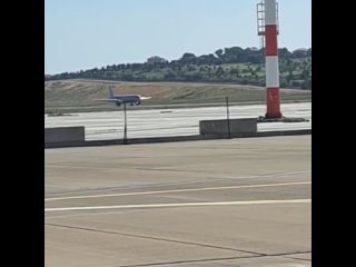 В Геленджик прилетел первый с 2022 года пассажирский рейс  Airbus A321 с праздничной раскраской «гжель», посвящённой... (видео)