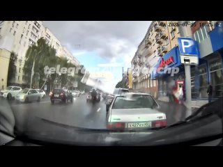 В Кургане у гостиницы «Москва» строительные леса рухнули на голову прохожему, от удара он потерял сознание и упал на... (видео)