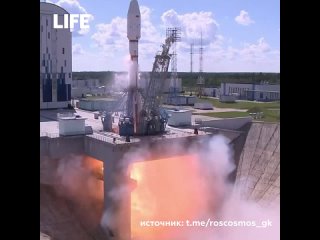 С космодрома Восточный успешно стартовала ракета-носитель «Союз-2.1б», выводя на орбиту два гелиогеофизических аппарата... (видео)
