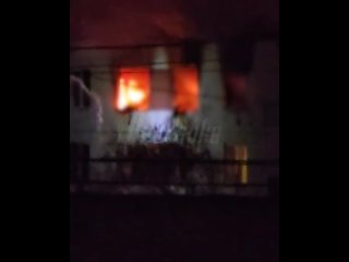 Тела двух погибших буквально вываливаются из окон — погибшие пытались спастись от огня 18+    На кадрах Readovka видны... (видео)