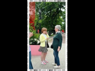Когда в Москве лето, всё понятно без слов. Мороженое в каждой руке, солнцезащитный крем в каждой сумочке и и повышенное... (видео)