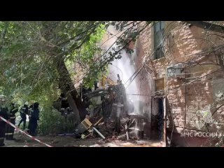 Подъезд аварийного дома в Астрахани обрушился с первого по пятый этаж. Возгорания не было. Спасатели на месте разбирают... (видео)