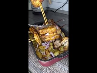 Румяные крылья с картофелем😍  Ингредиенты: - куриные крылья - 1 кг - соль - по вкусу - перец - по вкусу  - копченая... (видео)