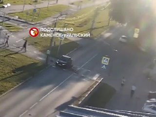 Вот такое ДТП произошло накануне в Каменске-Уральском на улице Шестакова  Велосипедист пересекал пешеходный переход, не... (видео)