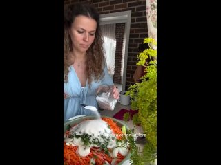 Огурцы по-корейски на зиму 🥒    ИНГРЕДИЕНТЫ:  - 2 кг огурцов  - 2 моркови  - 1 головка чеснока  - 1 лук  - 1 пучок... (видео)