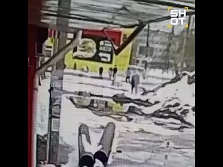 В городе Конаково Тверской области жители прошли мимо человека, тонущего яме, которую вырыли местные коммунальщики   В... (видео)