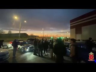 Полицейские накрыли сходку стритрейсеров, которые собрались не на привычном месте у «Газпром арены», а на улице... (видео)