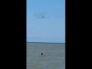 Самолет над Сочи пролетел с черным дымом  Отдыхающие на пляже «Чайка» в Адлере внезапно залипли на небо: там пролетал... (видео)