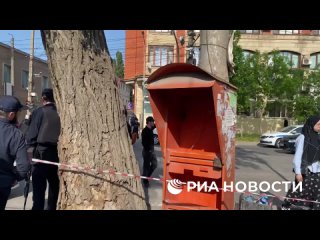 Видео с места перестрелки в Махачкале, где в результате нападения неизвестных погибли трое полицейских, публикует РИА... (видео)