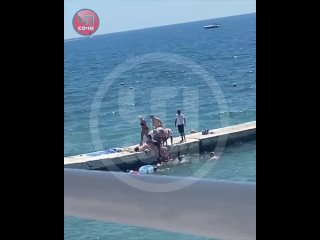 ⚡️На пляже в Сочи спасатели спасли жизнь утопающему мужчине    25 июля днем на пляже «Цирк» в Центральном районе Сочи... (видео)