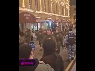 «Россия! Россия! Россия! Ура!» — москвичи овацией встретили бойцов СВО, марширующих на репетиции парада Победы   ... (видео)