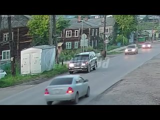 В Иркутской области лошадь выскочила под «Крузак» и ускакала невредимой  На центральной улице Киренска лошадь внезапно... (видео)