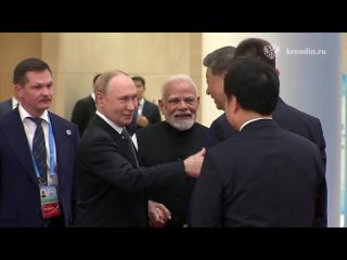 Путин коротко пообщался с Си Цзиньпином и Моди    Президент России, председатель КНР и премьер-министр Индии... (видео)