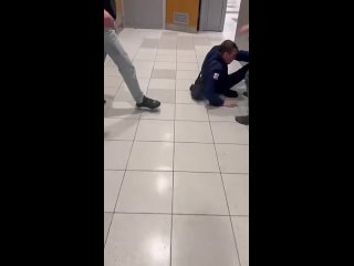 В Домодедово пассажиры уже начали драться с сотрудниками аэропорта  Виной всему многочасовые задержки рейсов из-за атак... (видео)
