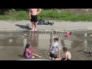 Новосибирские ребятишки придумали свой способ спасаться от жары в 30°С — купаться в луже    На одной из улиц... (видео)
