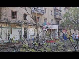 ВСУ ударили по многоэтажке в центре Донецка    Враг с помощью РСЗО HIMARS хаотично обстрелял центральный район Донецка.... (видео)