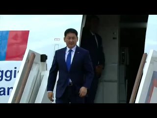 🇲🇳🇷🇺 Президент Монголии Ухнагийн Хурэлсух прилетел в Москву на празднование Дня Победы.    В Москву уже прибыли... (видео)