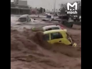 Туристы в Греции сейчас жалеют об одном — что не взяли с собой лодку. На островах Парос, Сирос и Миконос — реки по... (видео)