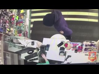 В Красногорске был задержан мужчина, который оплатил свои покупки с помощью чужой банковской карты.   Карта была... (видео)