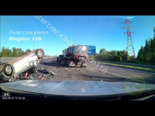 Жуткая авария произошла на Оренбургском тракте.  Одна из легковушек от удара перевернулась на крышу, внутри зажаты... (видео)