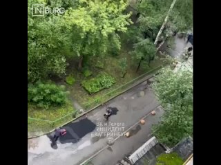 На Сортировке на улице Ольховская, 27/1 проводятся работы по ямочному ремонту во время дождя (видео)