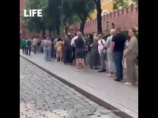 🧱 Очередь к Ленину — как в 80-е    Перед закрытием мавзолея на реконструкцию к нему выстроились гигантские очереди.... (видео)