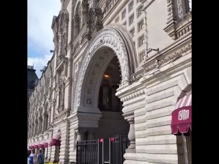 Блогерша из ОАЭ Каролина Марлини решила проверить чистоту улиц Москвы необычным способом — она прошлась по центру... (видео)
