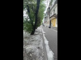 Обстановка на Белинского 😖  Каждое лето в Екатеринбурге повторяется один и тот же ритуал: город утопает в белых... (видео)