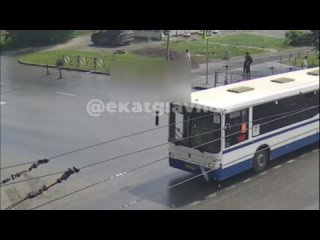 Момент жуткой аварии на перекрестке Волгоградская - Амундсена, где накануне машина... (видео)