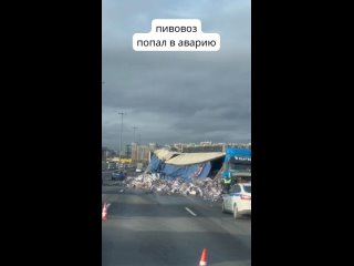Грузовик с пивом разложился на КАД  С грустью сегодня утром петербургские автолюбители проезжают участок внутреннего... (видео)