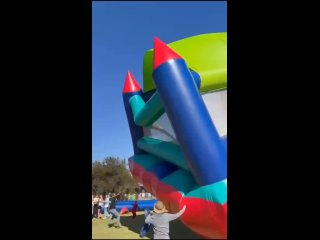 🎈Надувной батут с детьми взмыл в небо в ЮАР    Случилось это прямо во дворе школы, где внутри в этот момент играли... (видео)