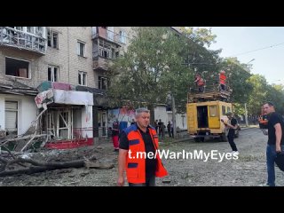 👷♂🇷🇺 Ликвидация последствий обстрела в Киевском районе Донецка    Сотрудники коммунальных служб Донецка оперативно... (видео)
