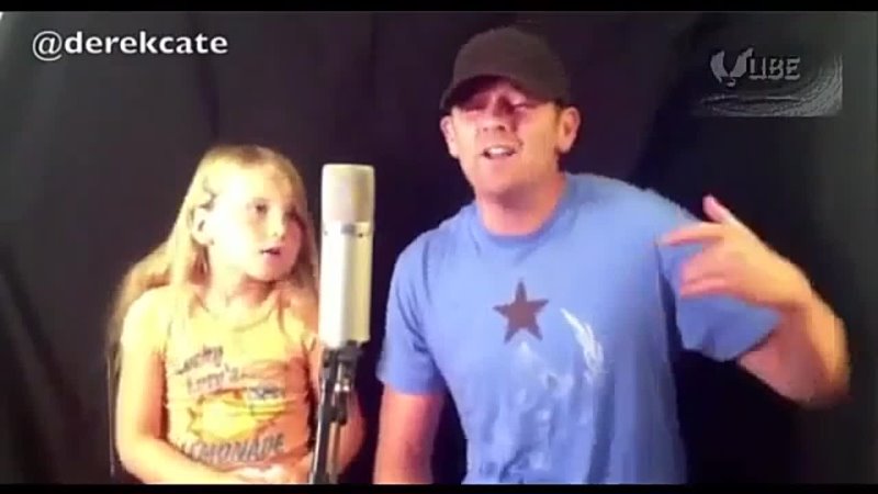Отец с дочкой поют. Круто!