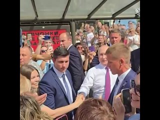 Владимир Путин посетил Дворцовую площадь Санкт-Петербурга, где пообщался с горожанами и туристами.    Во время прогулки... (видео)